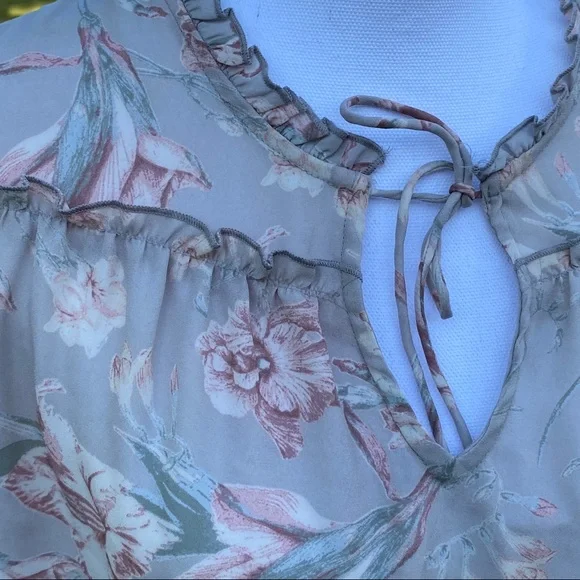 VIOLET + CLAIRE GRAY FLORAL BLOUSE D - Picture 4 of 9